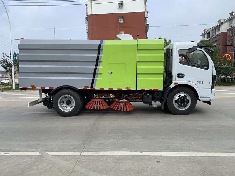 東風大多利卡2水5.5塵掃路車