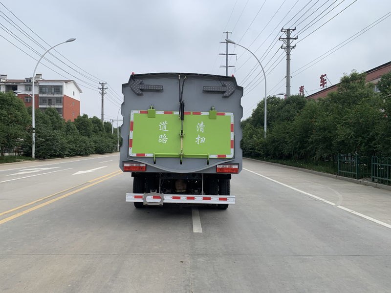 東風大多利卡2水5.5塵掃路車