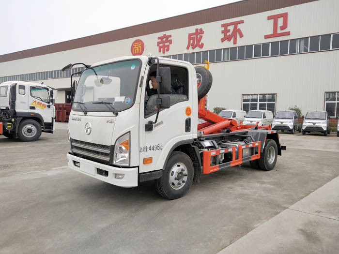 建筑垃圾清運(yùn)六方勾臂垃圾車怎么選？
